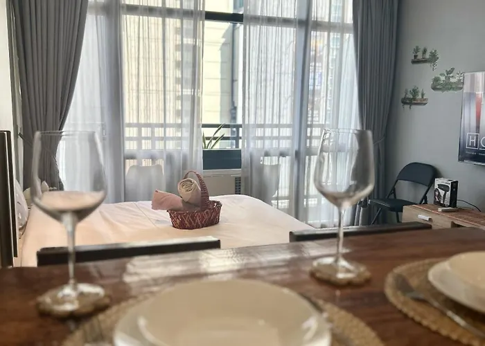 Cozy Spacious With Balcony, Gym, Fast Wifi, Netflix Apartment