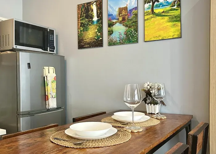 Cozy Spacious With Balcony, Gym, Fast Wifi, Netflix Apartment Manila