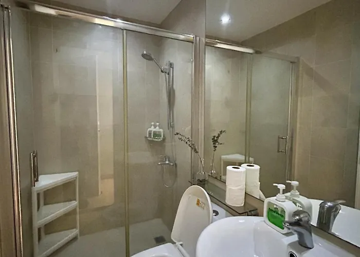 Cozy Spacious With Balcony, Gym, Fast Wifi, Netflix Manila