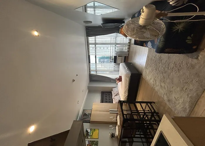 Cozy Spacious With Balcony, Gym, Fast Wifi, Netflix