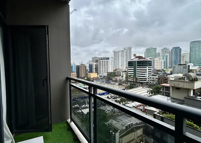 Cozy Spacious With Balcony, Gym, Fast Wifi, Netflix