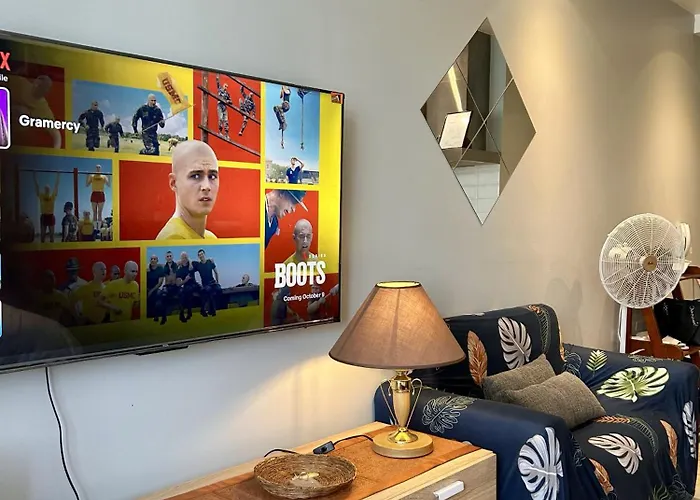 Apartment Cozy Spacious With Balcony, Gym, Fast Wifi, Netflix *