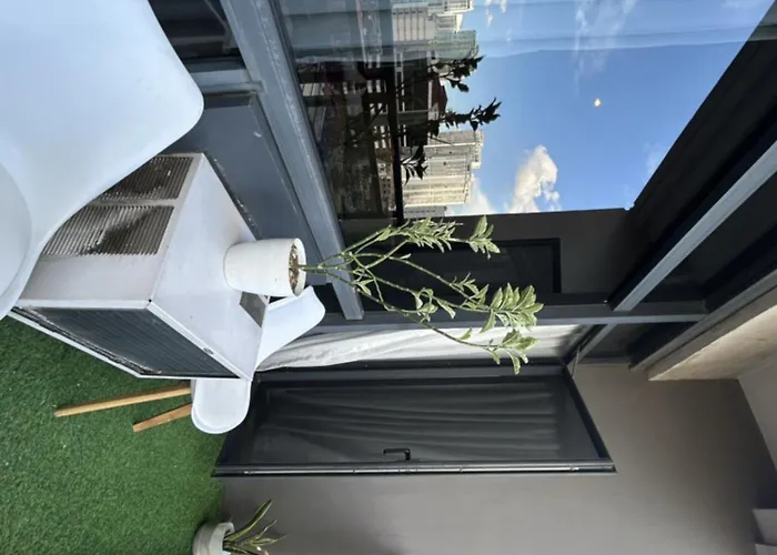 Apartment Cozy Spacious With Balcony, Gym, Fast Wifi, Netflix *