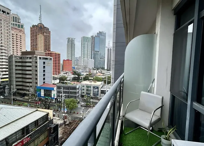 Apartment Cozy Spacious With Balcony, Gym, Fast Wifi, Netflix Manila