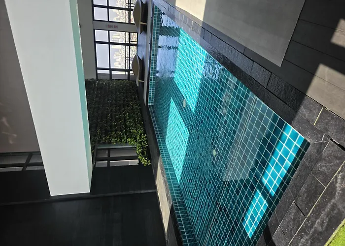 Cozy Spacious With Balcony, Gym, Fast Wifi, Netflix Apartment