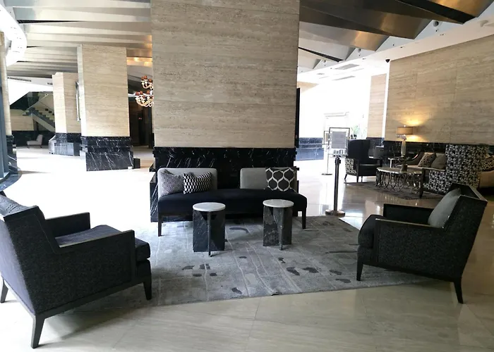 Cozy Spacious With Balcony, Gym, Fast Wifi, Netflix Apartment Manila