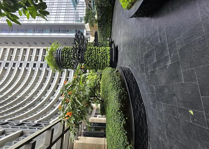 Cozy Spacious With Balcony, Gym, Fast Wifi, Netflix *