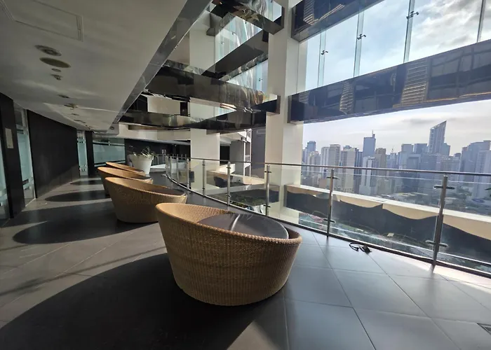 Cozy Spacious With Balcony, Gym, Fast Wifi, Netflix