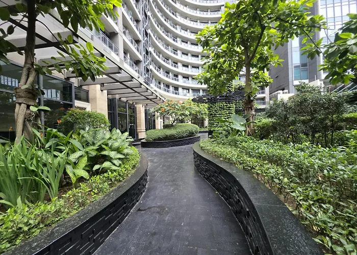 Cozy Spacious With Balcony, Gym, Fast Wifi, Netflix Apartment Manila